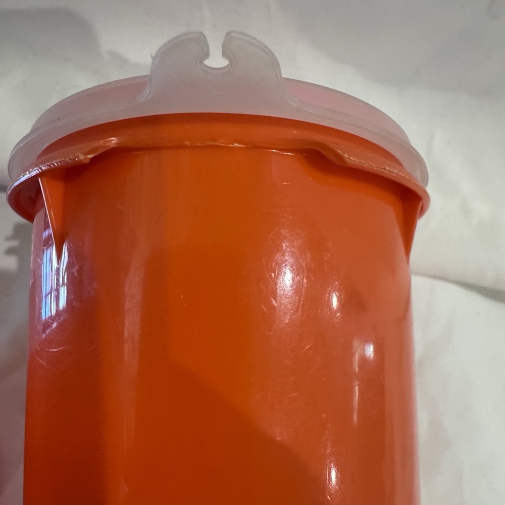 2 Vintage Tupperware Handolier 32 oz Orange Pitchers #321 Sheer Fliptop Lid - Picture 4 of 11